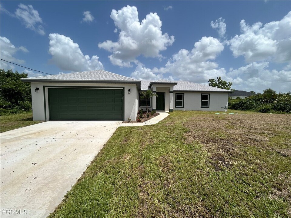 3010 62nd St W in Lehigh Acres, FL - Building Photo