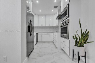 6470 SW 27th St in Miami, FL - Foto de edificio - Building Photo