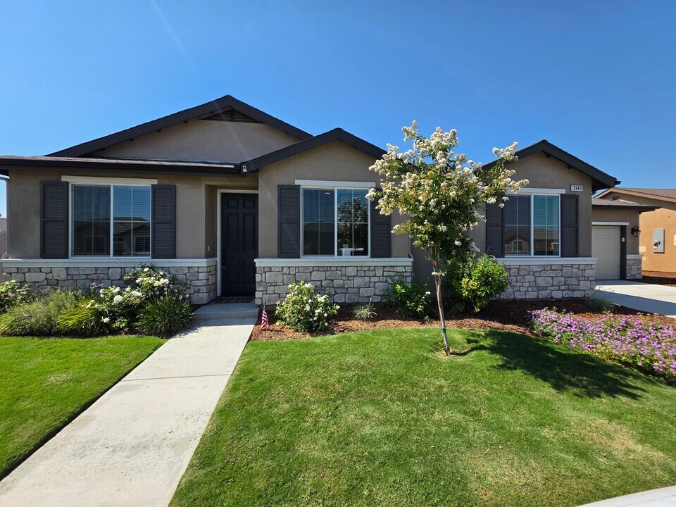 3949 W Nellis Ave in Visalia, CA - Building Photo