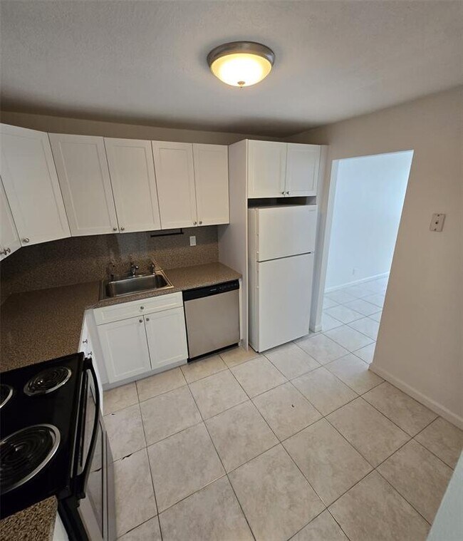 2771 Taft St, Unit 205 in Hollywood, FL - Building Photo - Building Photo
