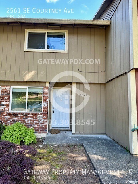 2561 SE Courtney Ave in Oak Grove, OR - Building Photo