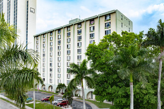 Royal Palm Towers in Ft. Myers, FL - Building Photo - Building Photo