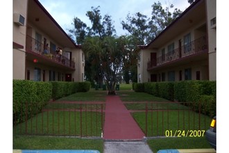 315 S Shore Dr in Miami Beach, FL - Foto de edificio - Building Photo