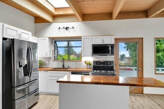 8240 S 114th St in Seattle, WA - Foto de edificio - Building Photo