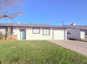 1524 Gladstone Dr in Sacramento, CA - Building Photo