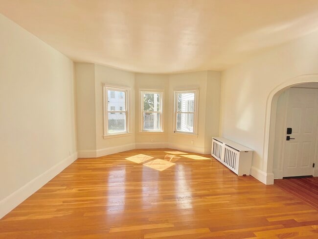 58 Bickford Ave, Unit 1 in Revere, MA - Foto de edificio - Building Photo