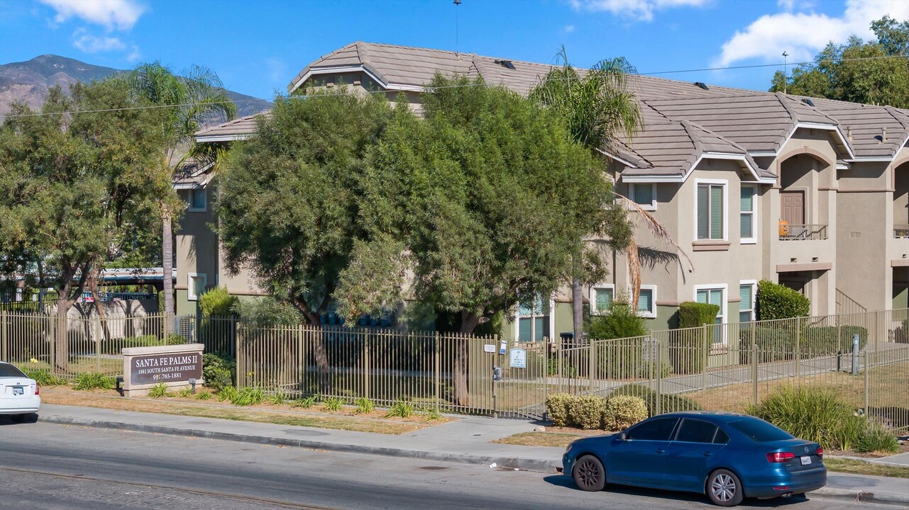 Newly Renovated! Santa Fe Apartments II in San Jacinto, CA - Foto de edificio