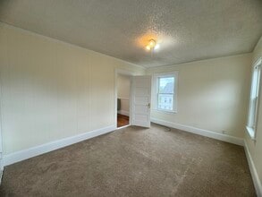 4 Central St in Derry, NH - Building Photo - Building Photo