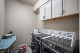 4334 Aurora St in Naples, FL - Foto de edificio - Building Photo