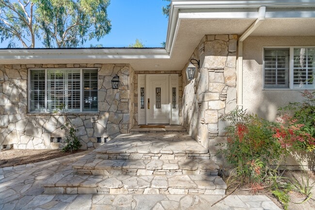 17035 Oak View Dr in Encino, CA - Building Photo - Building Photo