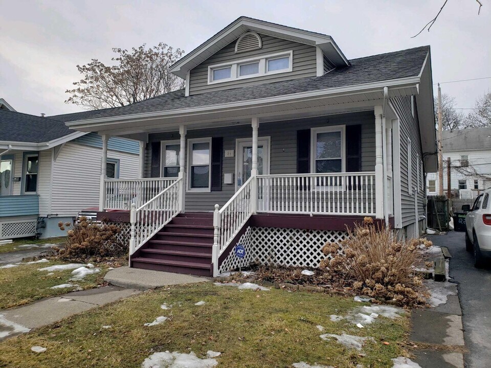 24 Edgar St in Poughkeepsie, NY - Building Photo