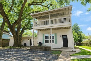 511 W Cleveland St in Alvin, TX - Building Photo
