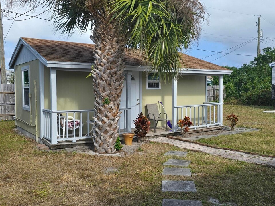 513 Greynolds Cir in Lantana, FL - Building Photo
