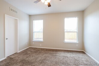 22034 Willow Downs Dr in Tomball, TX - Foto de edificio - Building Photo