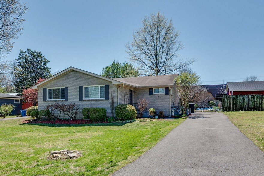 405 Figuers Dr, Unit B in Franklin, TN - Building Photo