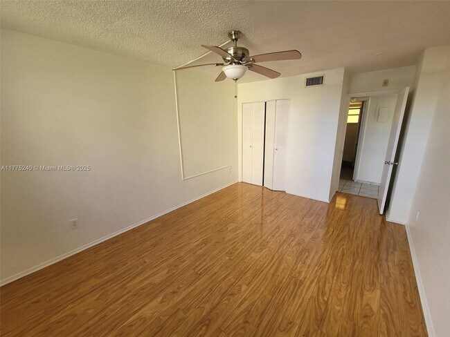 16400 NE 17th Ave in North Miami Beach, FL - Building Photo - Building Photo