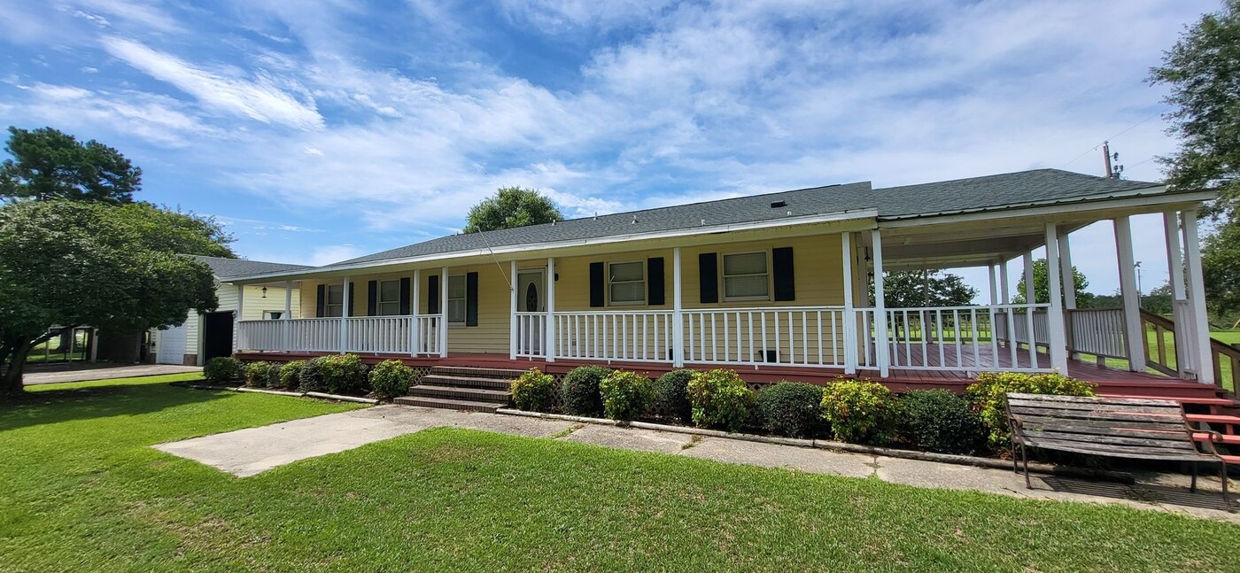 2393 Prospect Rd in Pembroke, NC - Building Photo