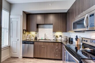 3333 Harry Hines Blvd in Dallas, TX - Building Photo - Building Photo