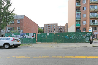 14456 Roosevelt Ave in Flushing, NY - Building Photo - Building Photo