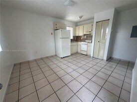 290 E 7th St in Hialeah, FL - Building Photo