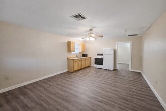 6107 Williams Rd in Crosby, TX - Foto de edificio - Building Photo