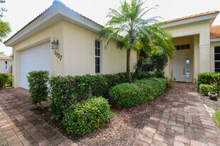 3927 Aurora Ct in Naples, FL - Building Photo