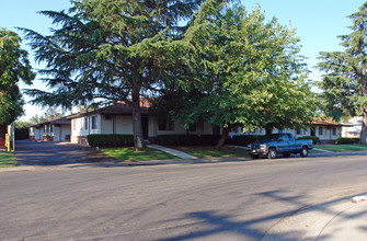 Myrtle Manor Apartments in North Highlands, CA - Foto de edificio - Building Photo