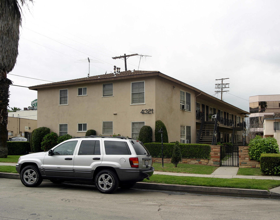 4321 Ventura Canyon Ave in Sherman Oaks, CA - Building Photo