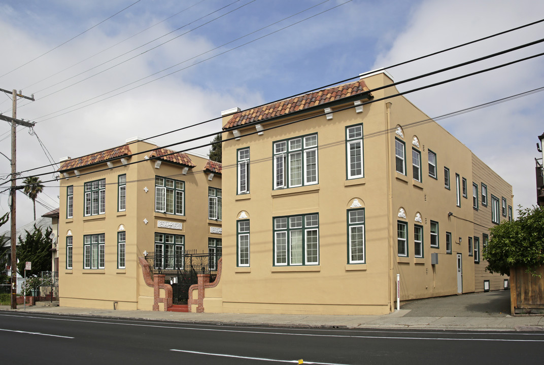 734 Alcatraz Ave in Oakland, CA - Foto de edificio