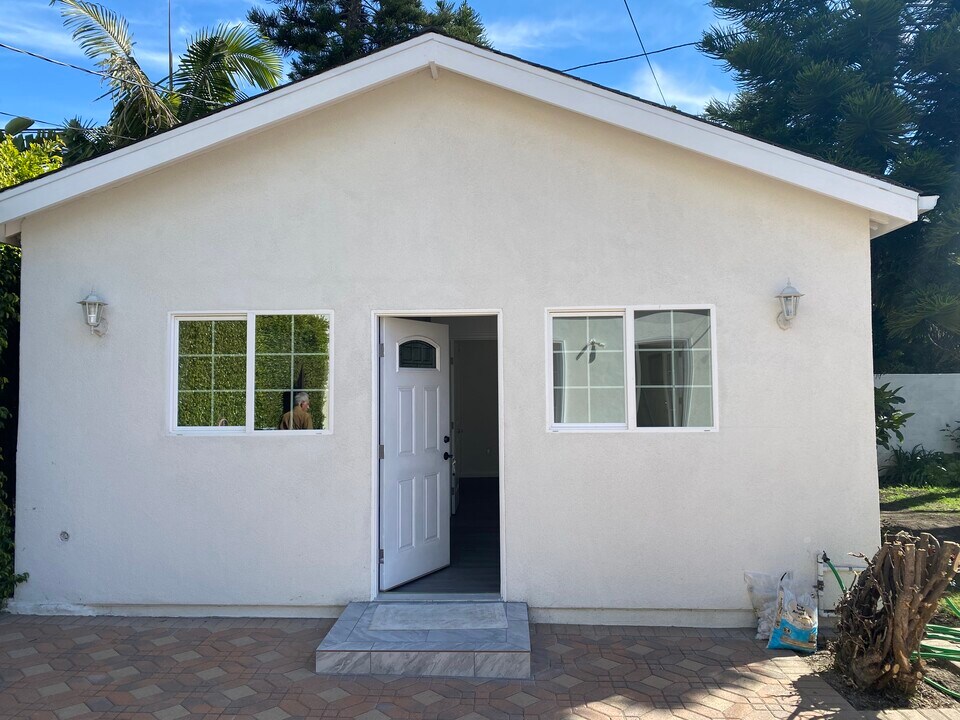 466 S Hamel Rd in Los Angeles, CA - Building Photo