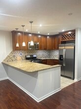 8970 N Parkside Ave, Unit 404 in Des Plaines, IL - Foto de edificio - Building Photo