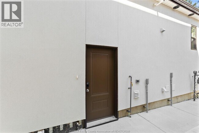 849-REAR Ford Blvd in Windsor, ON - Building Photo - Building Photo