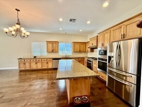 1040 Broken Spoke Ln in Roseville, CA - Building Photo - Building Photo