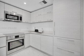 1300 S Miami Ave, Unit 1407 in Miami, FL - Building Photo - Building Photo