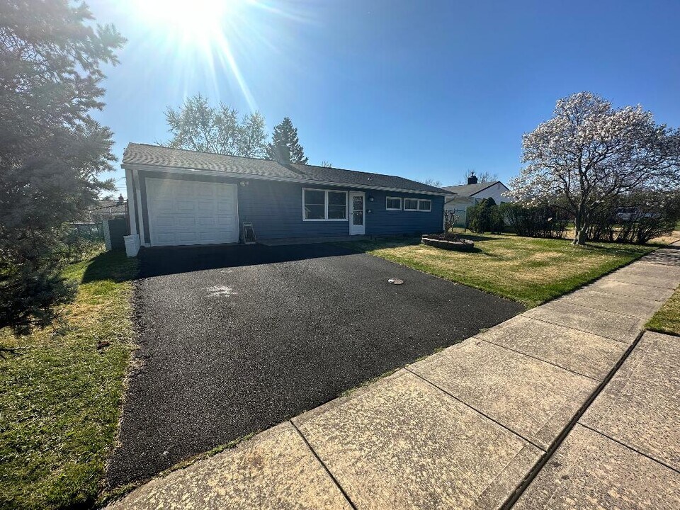 41 Gaping Rock Rd in Levittown, PA - Building Photo