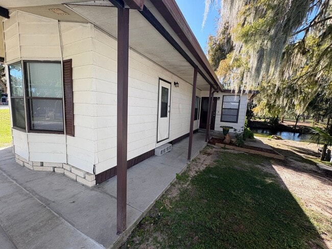 420 S Lake Ave in Tavares, FL - Building Photo - Building Photo