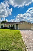 8310 Cardinal Rd in Ft. Myers, FL - Foto de edificio - Building Photo