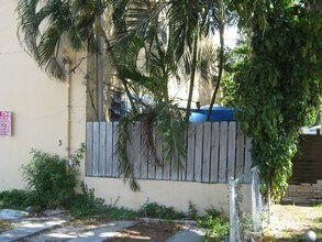 375 SW 19th Ave in Miami, FL - Building Photo - Building Photo