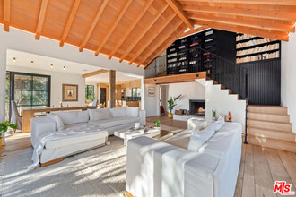 3351 Deronda Dr in Los Angeles, CA - Building Photo - Building Photo