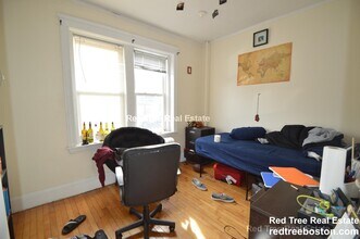 74 Egmont St, Unit 2 in Brookline, MA - Foto de edificio - Building Photo