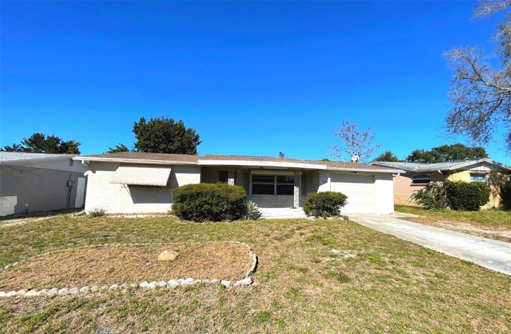 7335 Ashwood Dr in Port Richey, FL - Building Photo