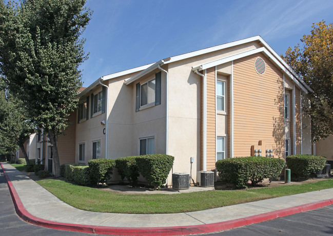 Country Manor Apartments in Tulare, CA - Building Photo - Building Photo