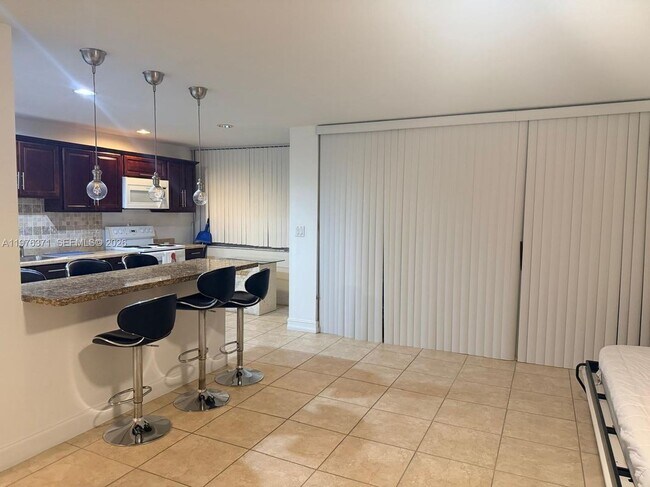 18031 Biscayne Blvd in Aventura, FL - Building Photo - Building Photo