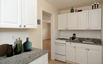 Swansen Apartments in Arlington, VA - Foto de edificio - Building Photo