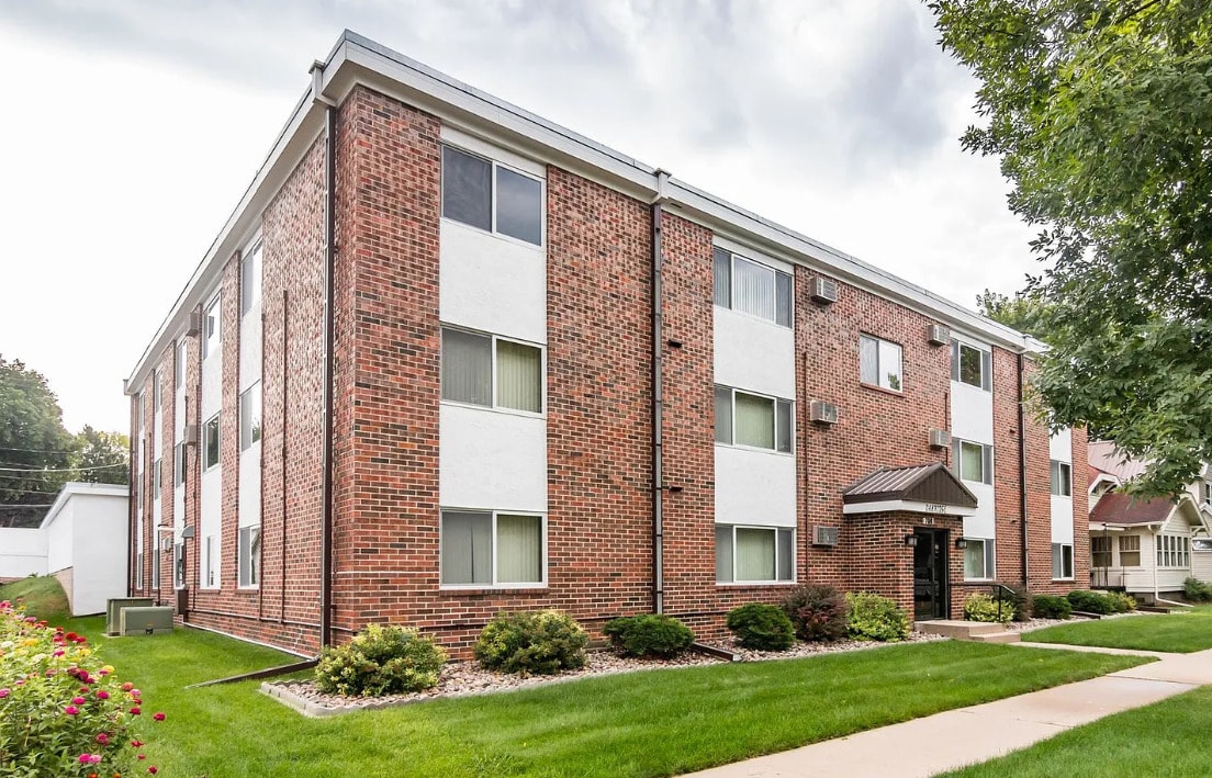 Oakridge Apartments in Sioux Falls, SD - Building Photo