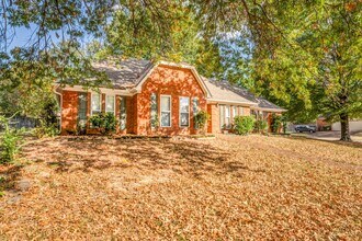 1320 Fox Trace Dr in Memphis, TN - Foto de edificio - Building Photo
