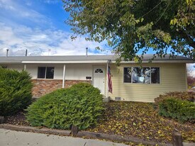 935 Center Ave, Unit Spacious Duplex in Payette, ID - Building Photo