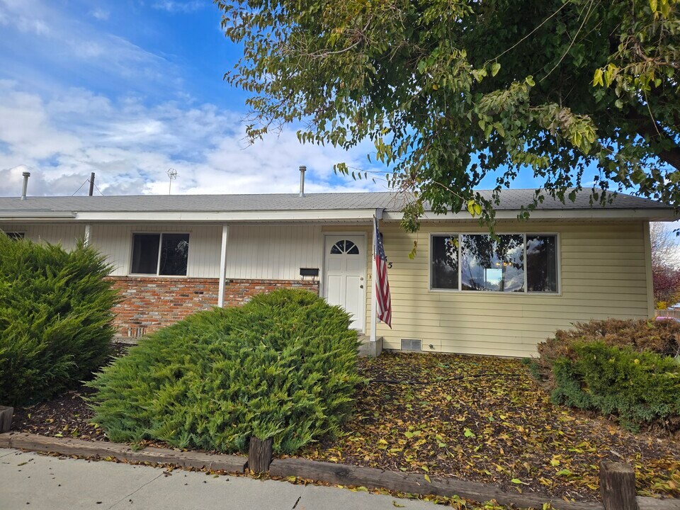 935 Center Ave, Unit Spacious Duplex in Payette, ID - Building Photo