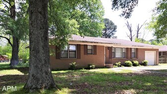 1706 Buena Vista Cir SE