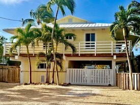 27466 Martinique Ln in Summerland Key, FL - Building Photo